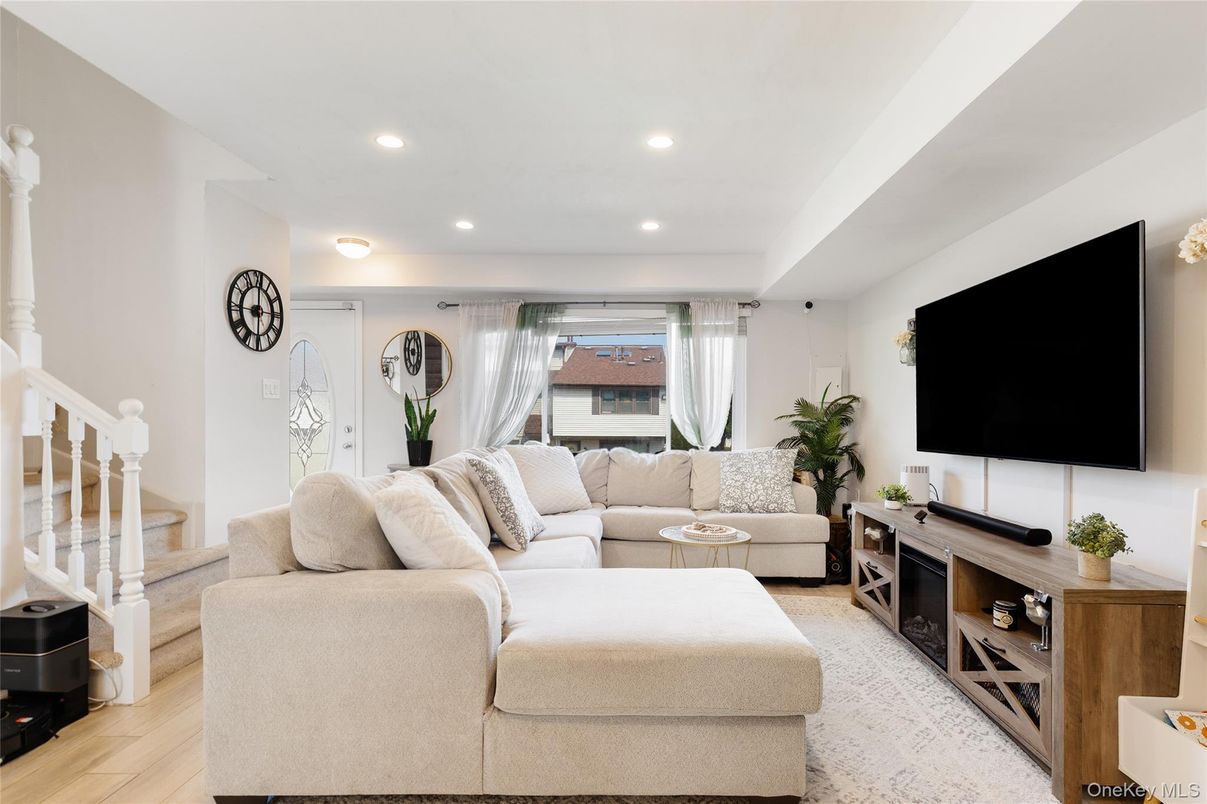 Interior, Living room, Recessed Lighting, Wood Texture Flooring