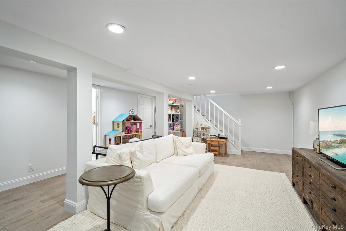 Interior, Living room, Recessed Lighting, Water, Wood Texture Flooring