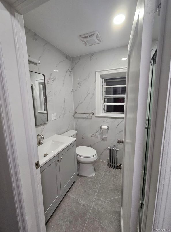 Bathroom, Interior, Marble Walls, Recessed Lighting