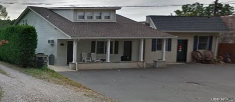 Exterior, Facade, Ranch
