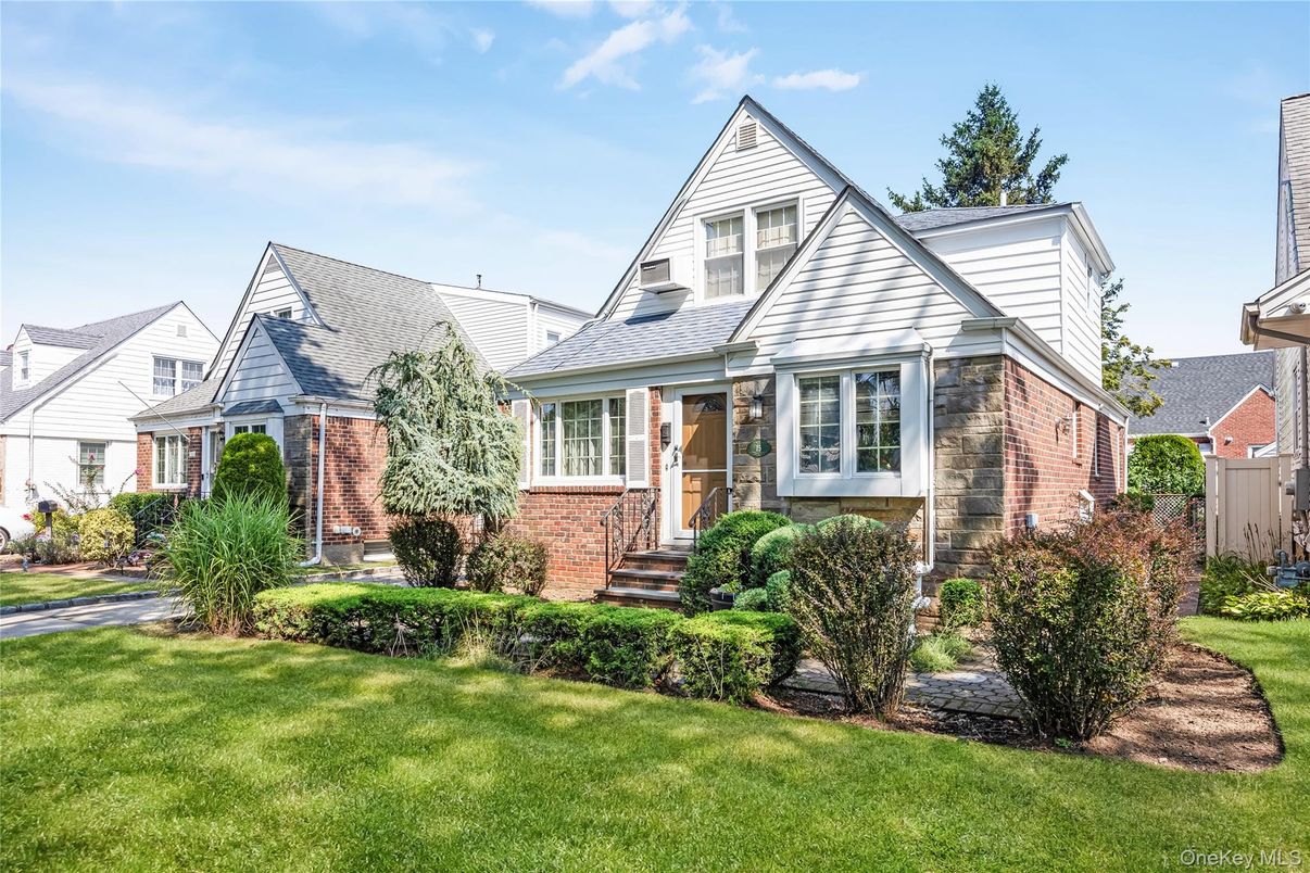 Exterior, Facade, Brick Facade, Farmhouse