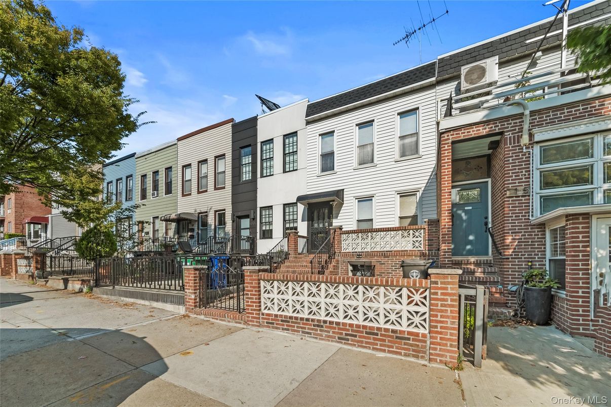 Exterior, Facade, Brick Facade, Rowhouse