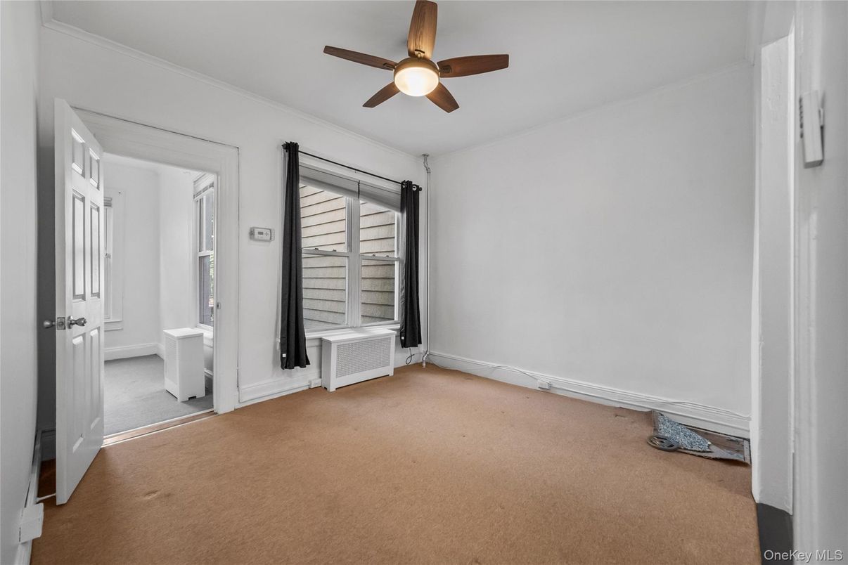 Empty room, Interior