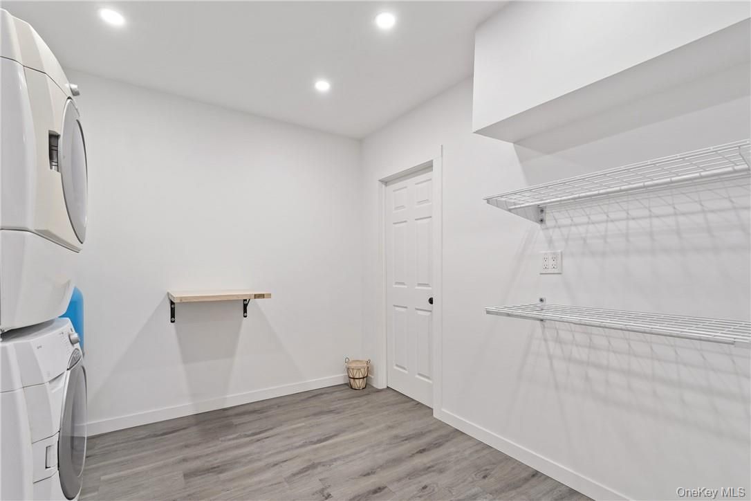Interior, Recessed Lighting, Washer, Wood Texture Flooring