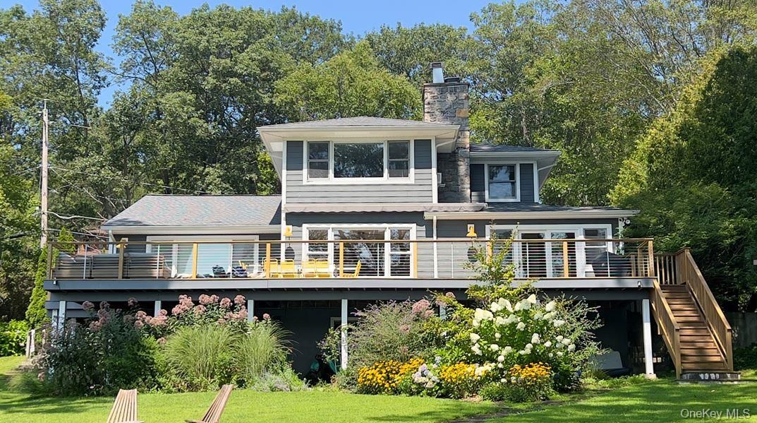 Exterior, Facade, Split Level