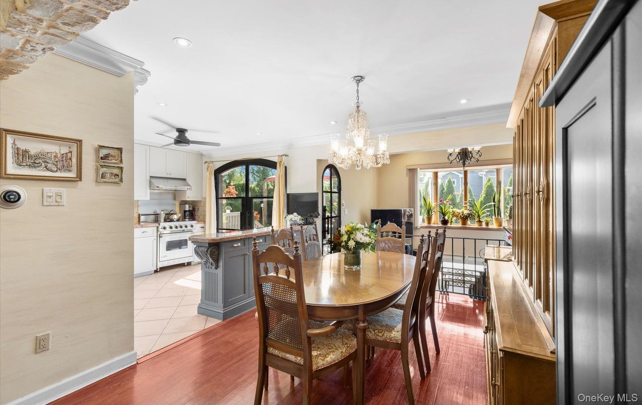 Chandelier, Dining room, Interior, Kitchen, Recessed Lighting, Wood Texture Flooring