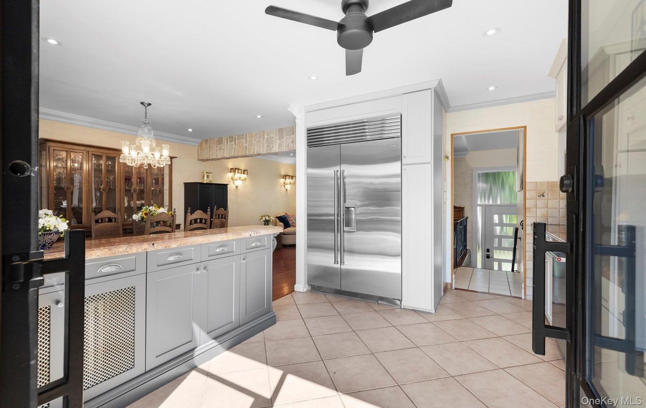 Chandelier, Dining room, Interior, Kitchen, Recessed Lighting, Stainless Steel Appliances