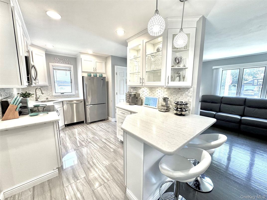 Interior, Kitchen, Living room, Pendant Lights, Recessed Lighting, Stainless Steel Appliances