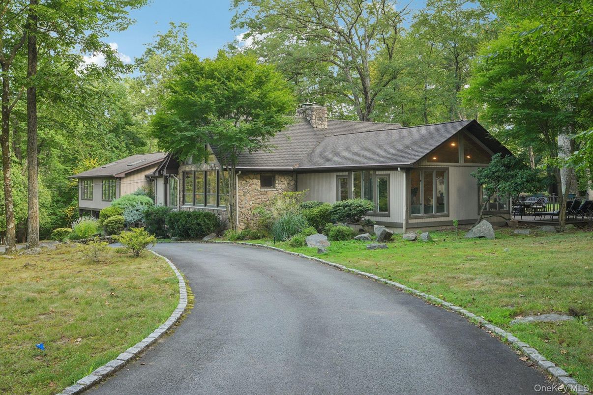 Exterior, Facade, Ranch