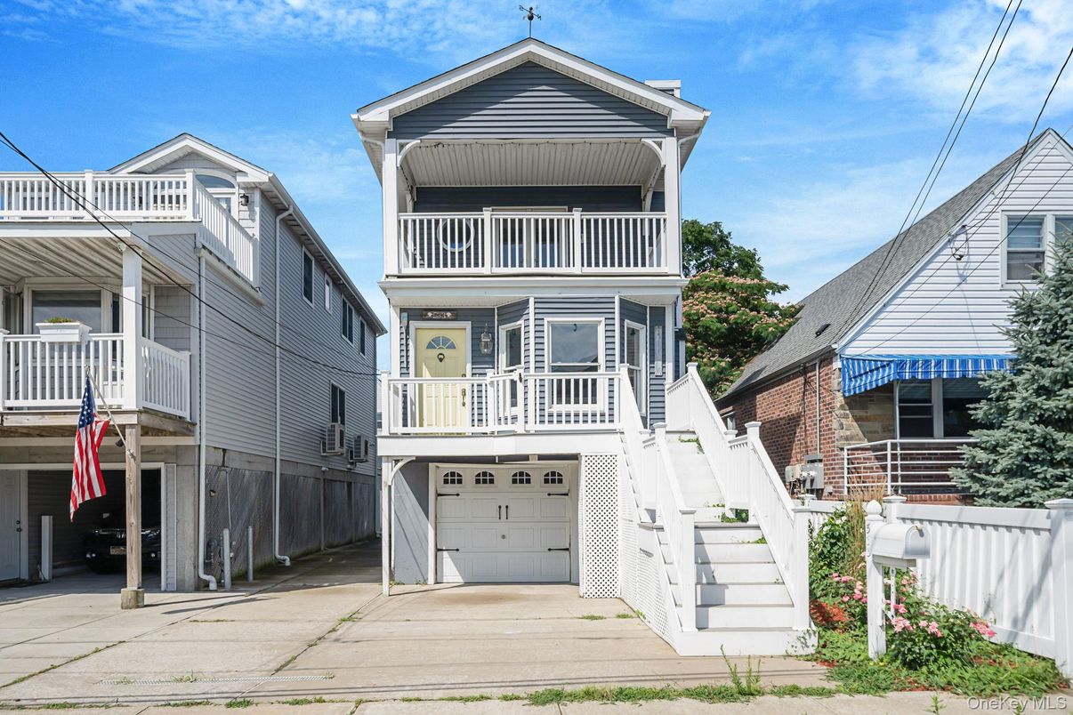Attached, Exterior, Facade, Brick Facade, Queen Anne Victorian