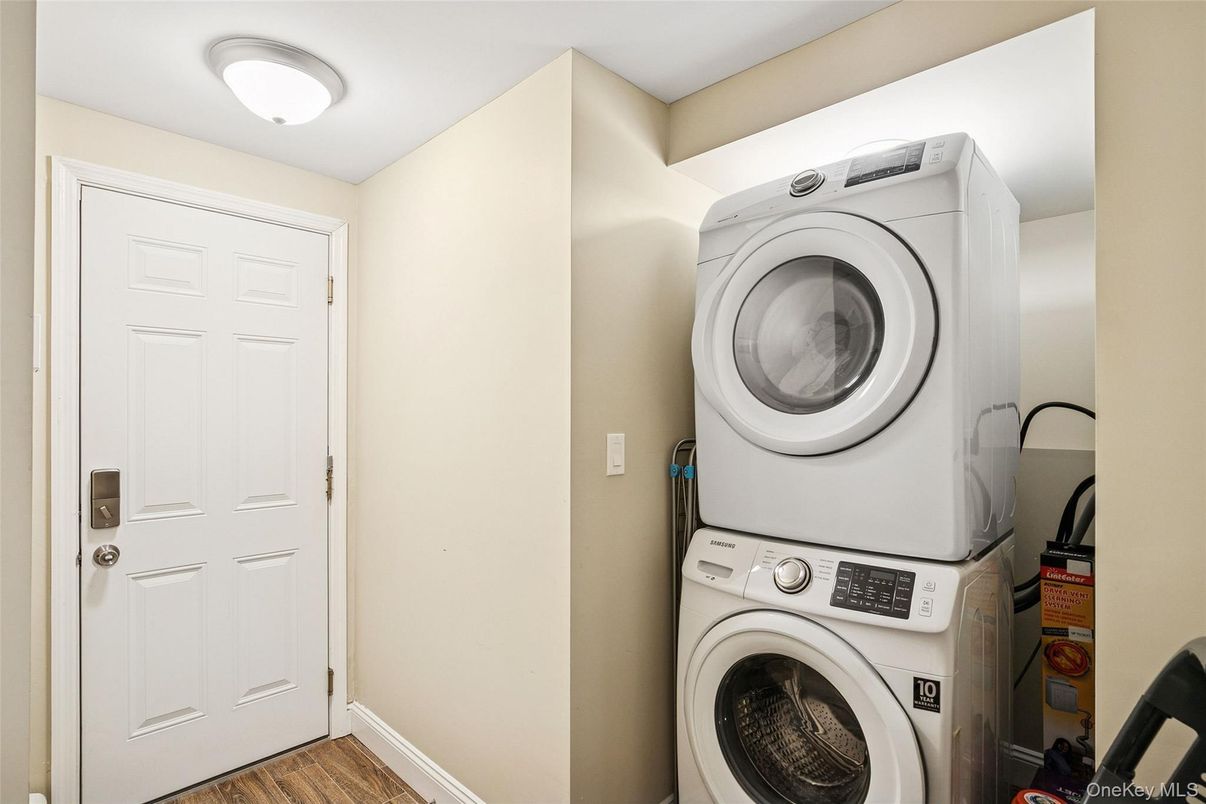 Interior, Utility Closets, Washer, Wood Texture Flooring