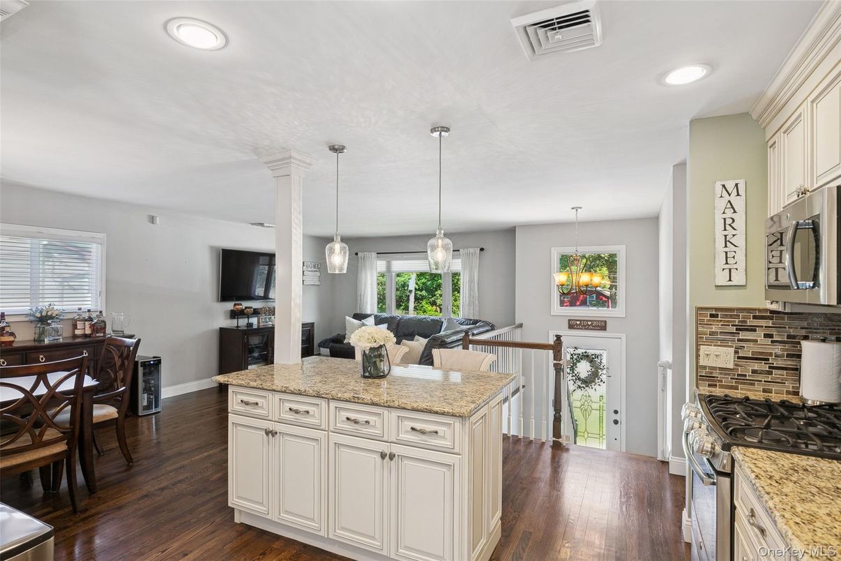 Dining room, Interior, Kitchen, Pendant Lights, Recessed Lighting, Wood Texture Flooring