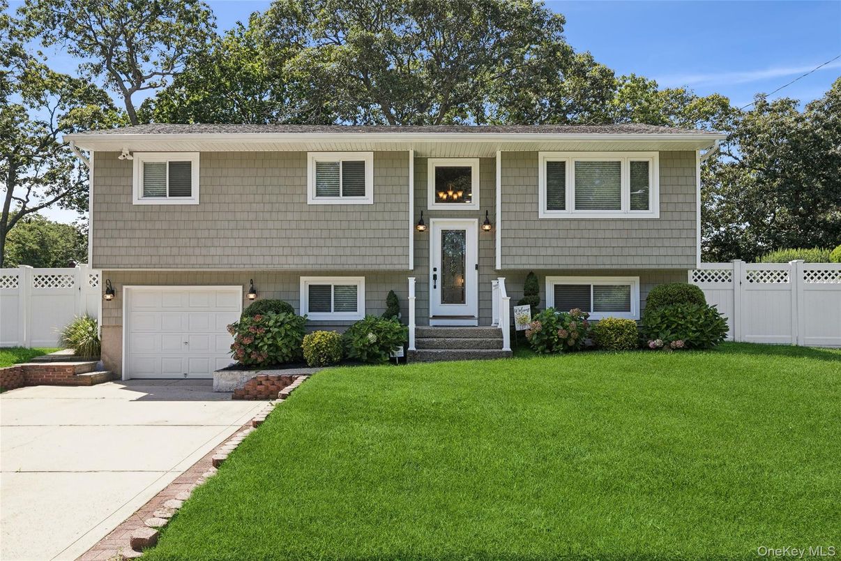 Attached, Exterior, Facade, Raised Ranch