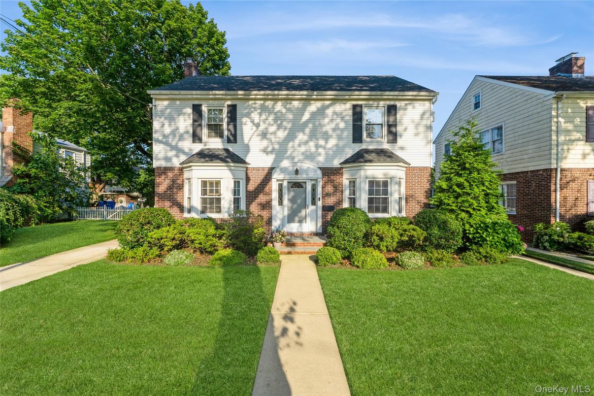 Exterior, Facade, Brick Facade, Georgian