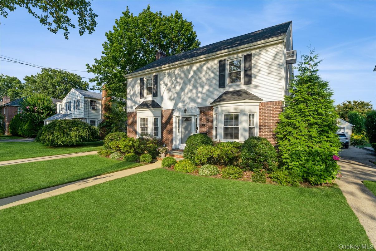 Exterior, Facade, Brick Facade, Georgian