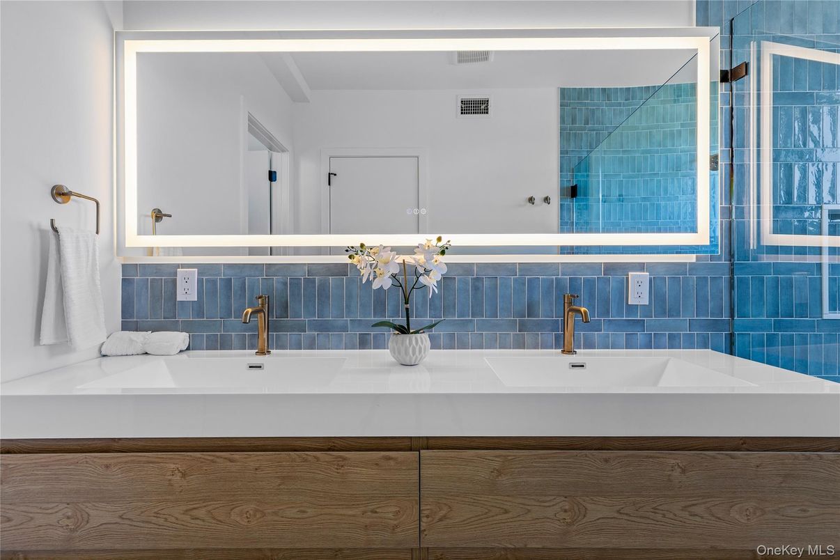 Bathroom, Dual Sink Vanities, Interior