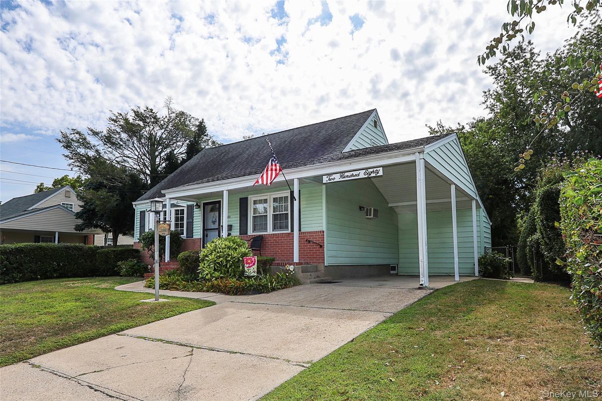 Exterior, Facade, Cape Cod