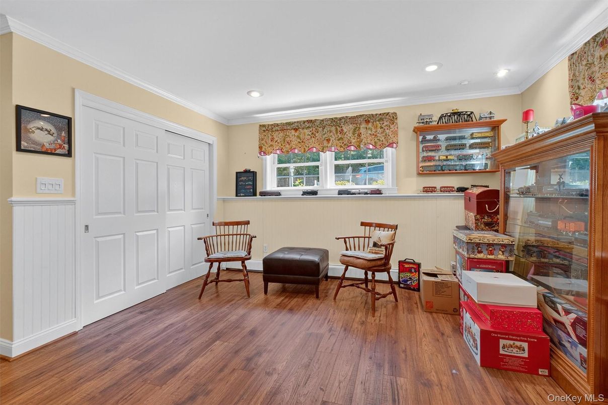 Interior, Recessed Lighting, Wood Texture Flooring
