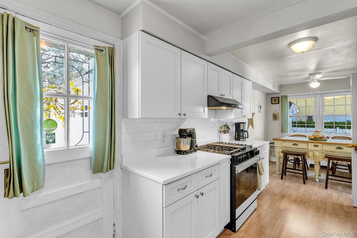 Dining room, Interior, Kitchen, Stainless Steel Appliances, Wood Texture Flooring