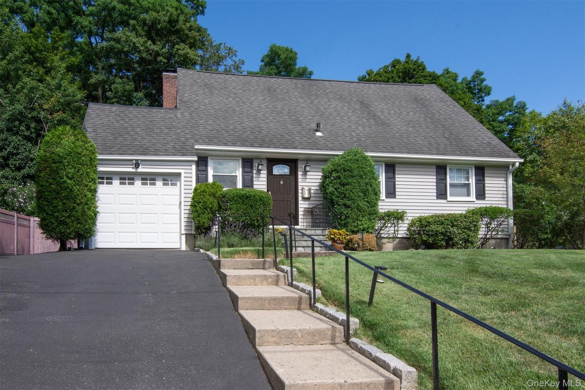 Attached, Exterior, Facade, Cape Cod