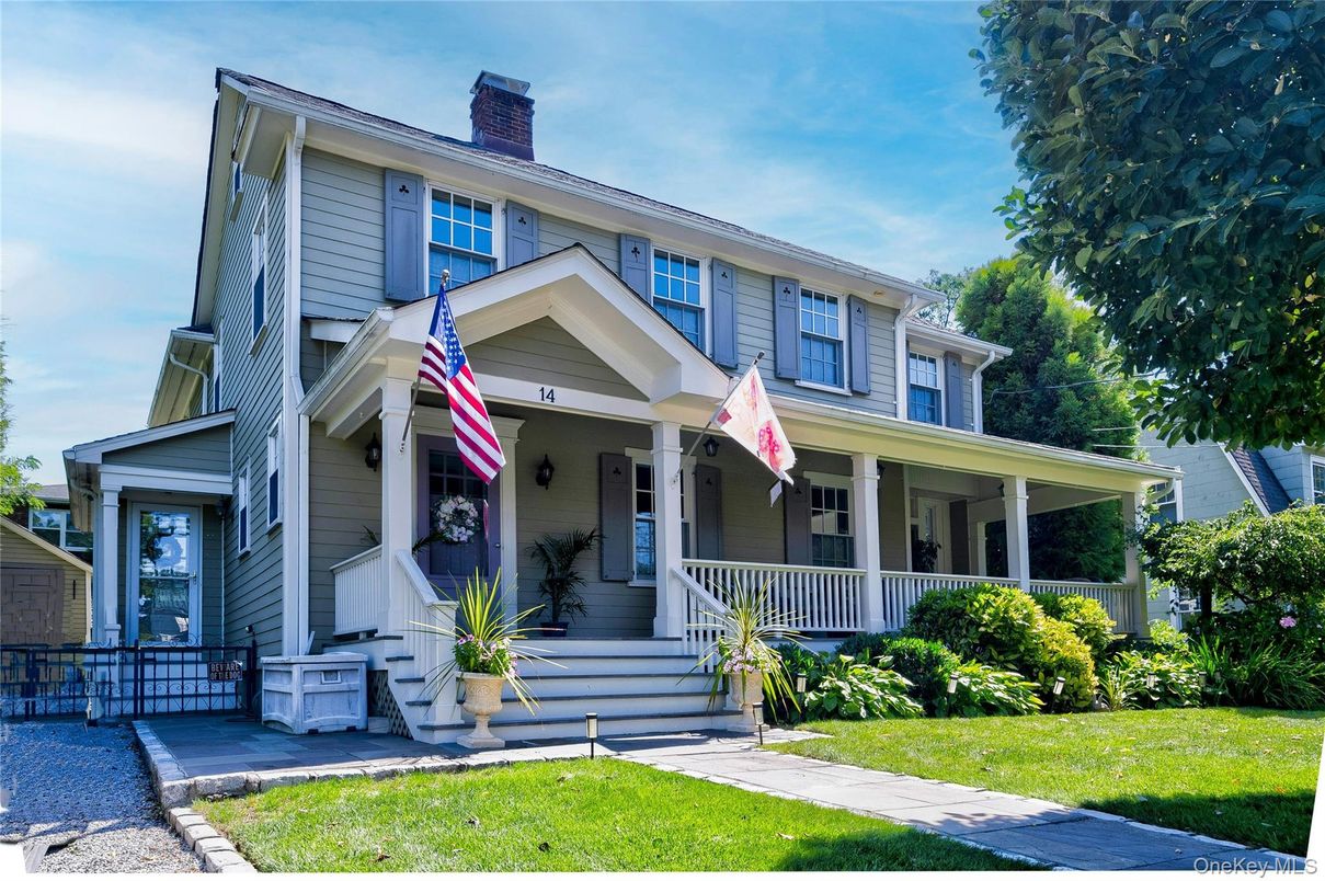 Exterior, Facade, American Foursquare