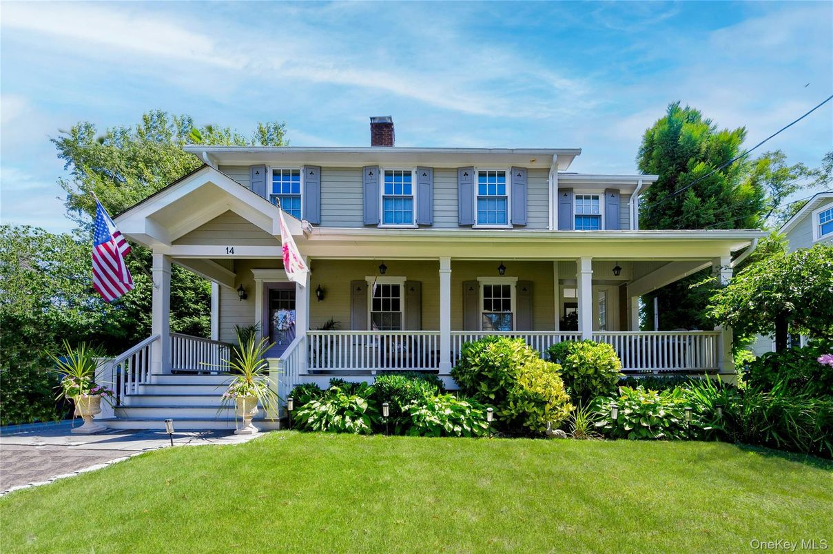 Exterior, Facade, American Foursquare