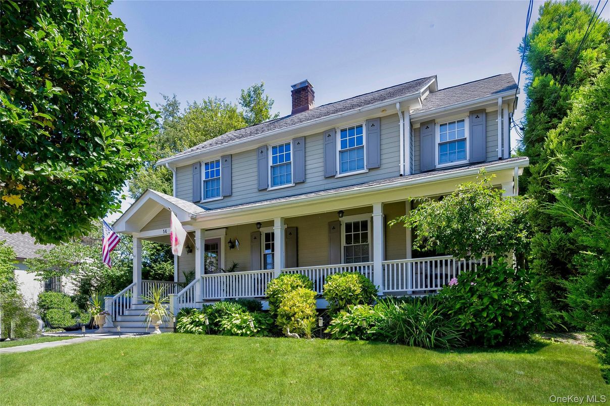 Exterior, Facade, American Foursquare