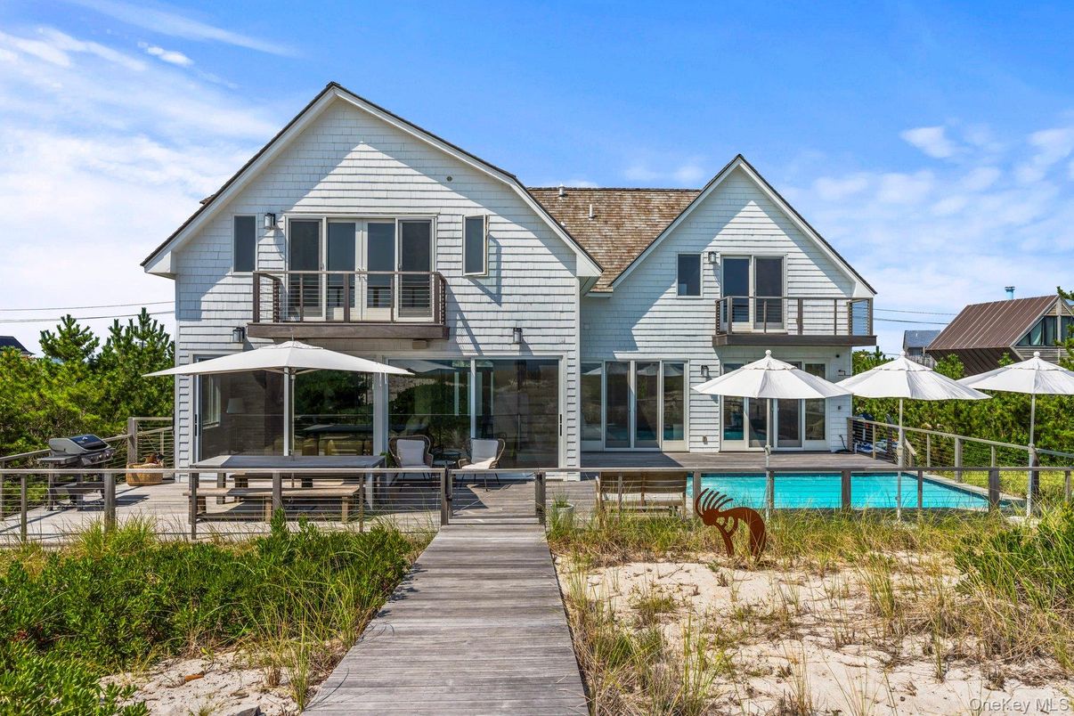 Exterior, Facade, Pool, Farmhouse