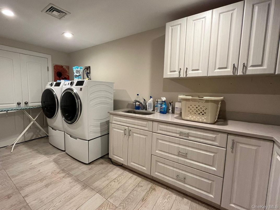 Interior, Recessed Lighting, Washer, Wood Texture Flooring
