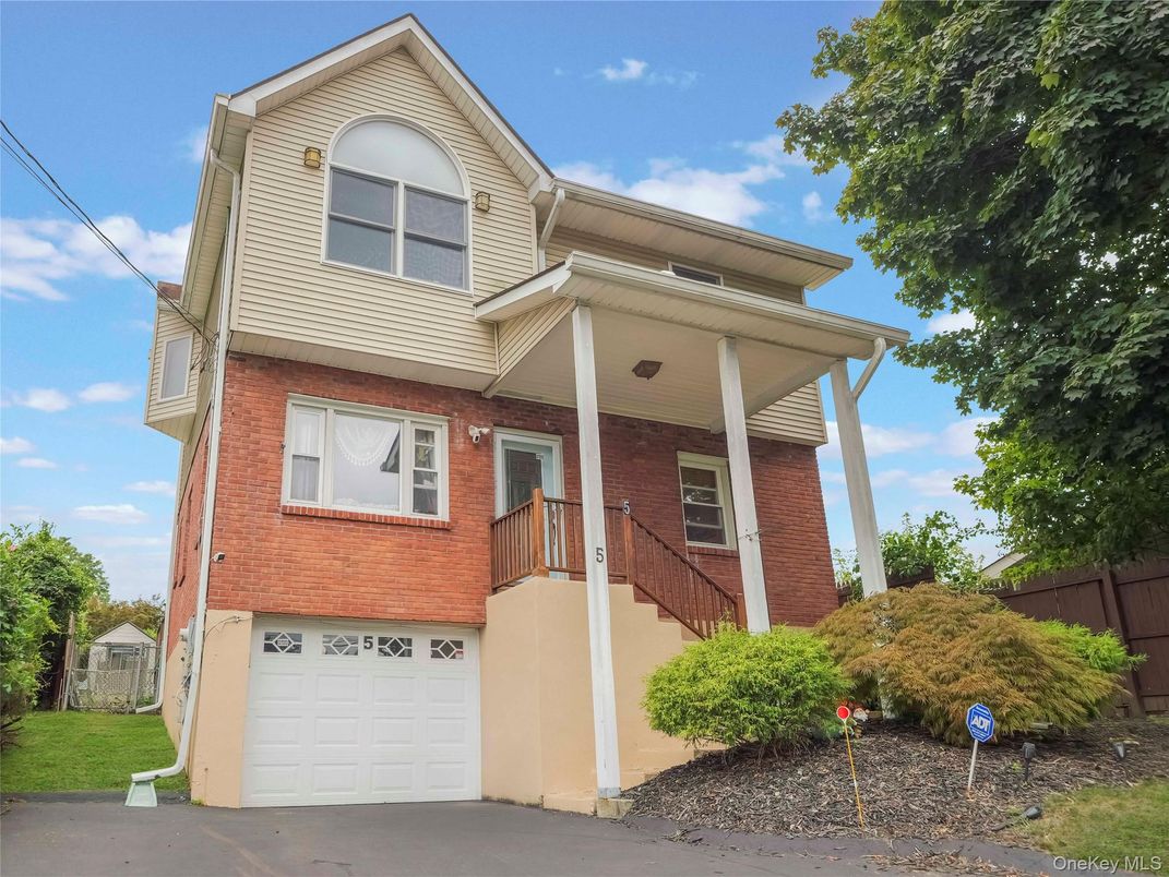 Attached, Exterior, Facade, Brick Facade, Queen Anne Victorian