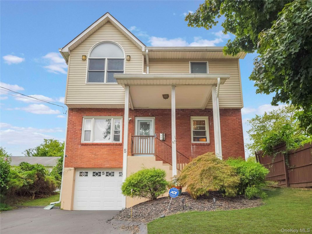 Attached, Exterior, Facade, Brick Facade, Raised Ranch