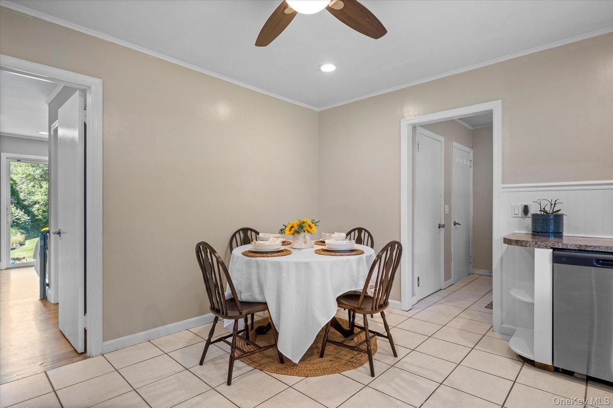 Dining room, Interior, Recessed Lighting