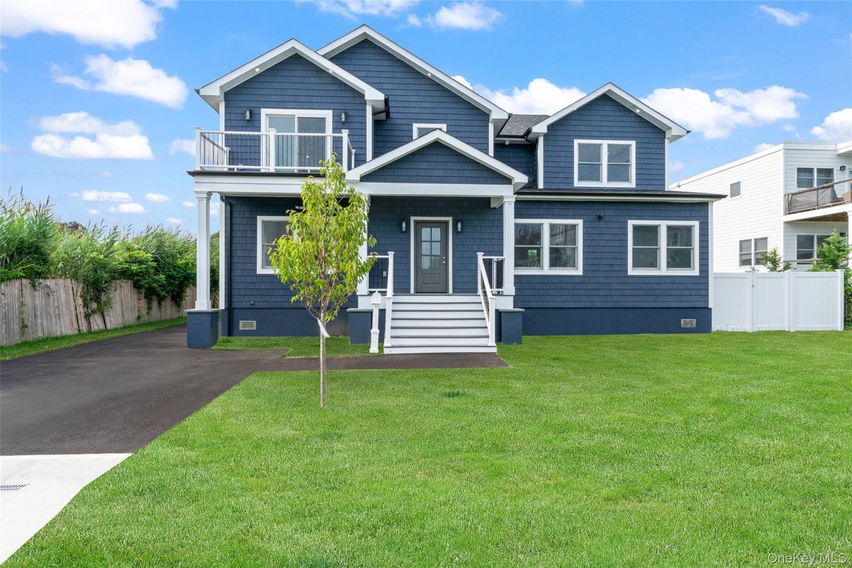 Attached, Exterior, Facade, American Craftsman