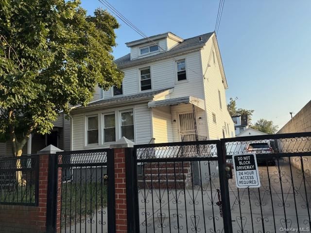 Exterior, Facade, American Foursquare