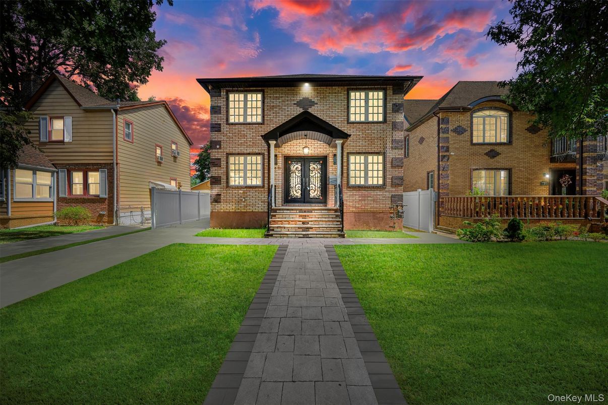 Exterior, Facade, Brick Facade, Georgian