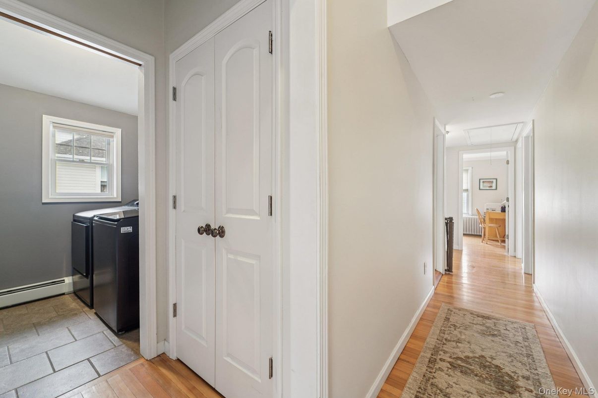 Interior, Washer, Wood Texture Flooring
