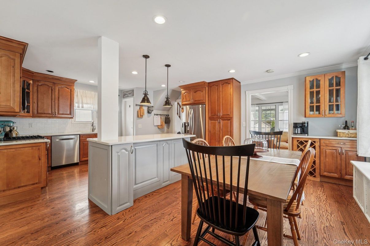 Dining room, Interior, Kitchen, Pendant Lights, Recessed Lighting, Stainless Steel Appliances, Wood Texture Flooring