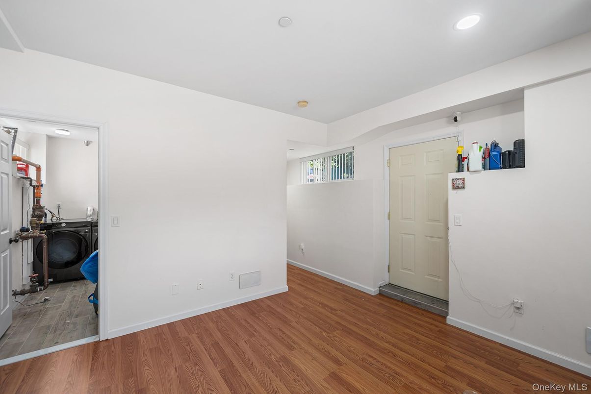 Empty room, Interior, Recessed Lighting, Washer, Wood Texture Flooring
