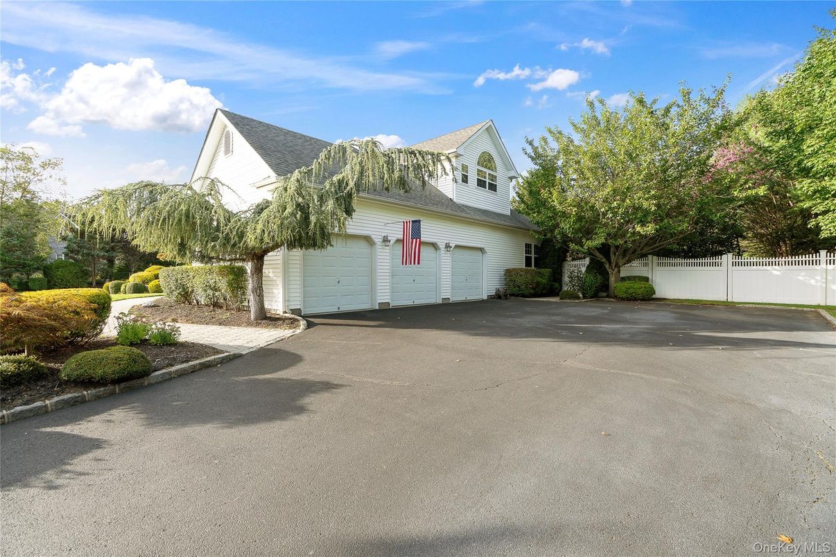 Attached, Exterior, Facade, Cape Cod