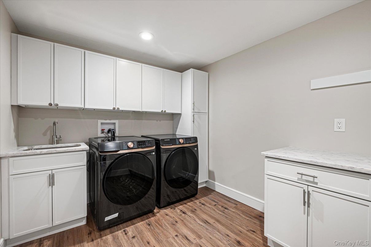 Interior, Recessed Lighting, Washer, Wood Texture Flooring
