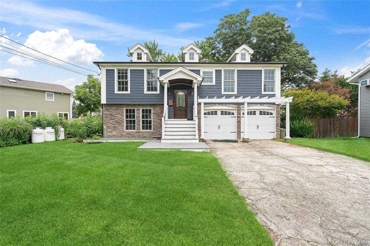 Attached, Exterior, Facade, Raised Ranch