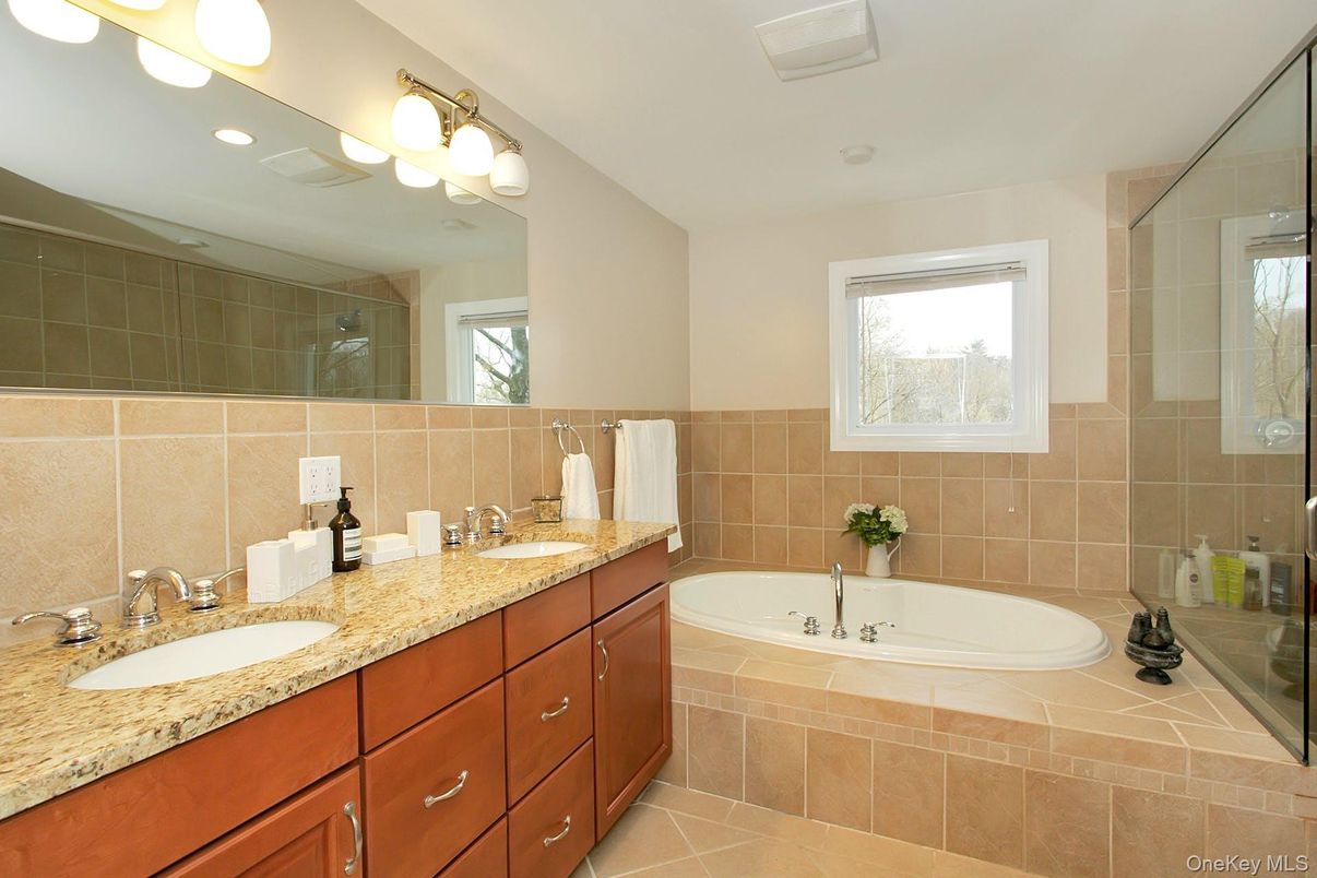 Bathroom, Dual Sink Vanities, Interior, Recessed Lighting
