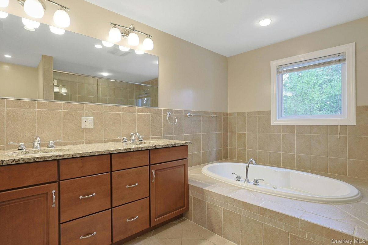 Bathroom, Dual Sink Vanities, Interior, Recessed Lighting