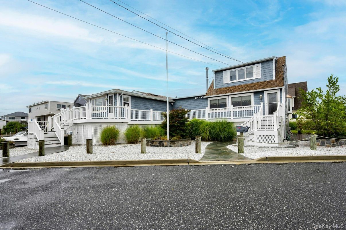 Exterior, Facade, American Foursquare