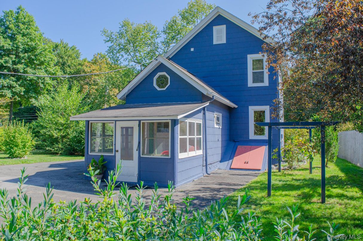 Backyard, Exterior, Facade, Queen Anne Victorian
