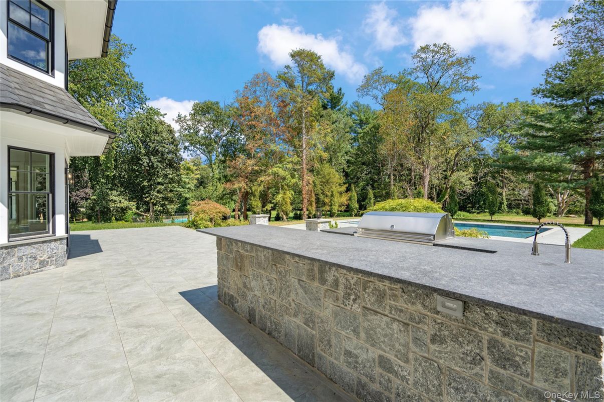 Exterior, Outdoor Kitchen, Pool