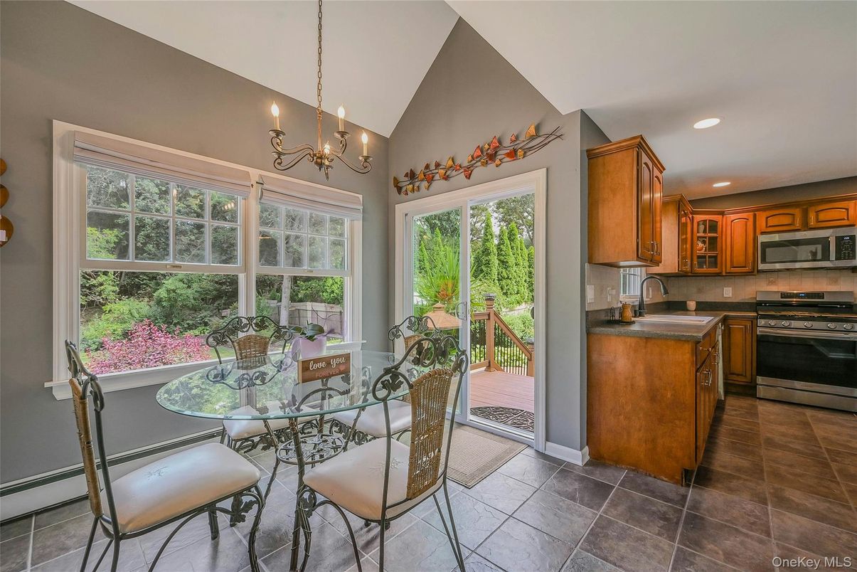 Chandelier, Dining room, Interior, Kitchen, Recessed Lighting, Stainless Steel Appliances