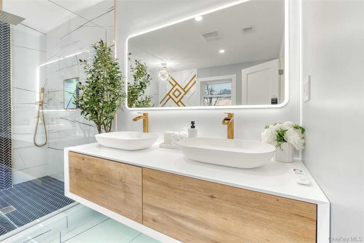 Bathroom, Dual Sink Vanities, Interior, Recessed Lighting