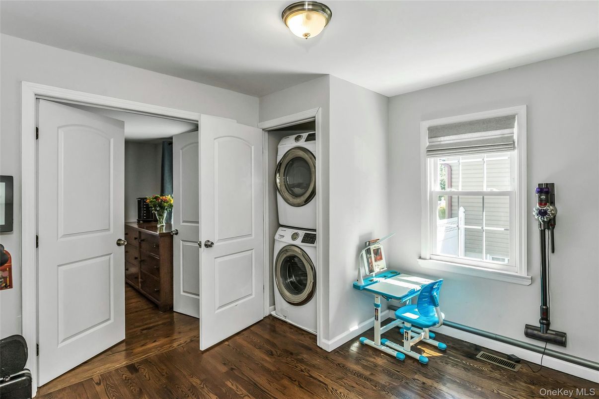 Interior, Utility Closets, Washer, Wood Texture Flooring