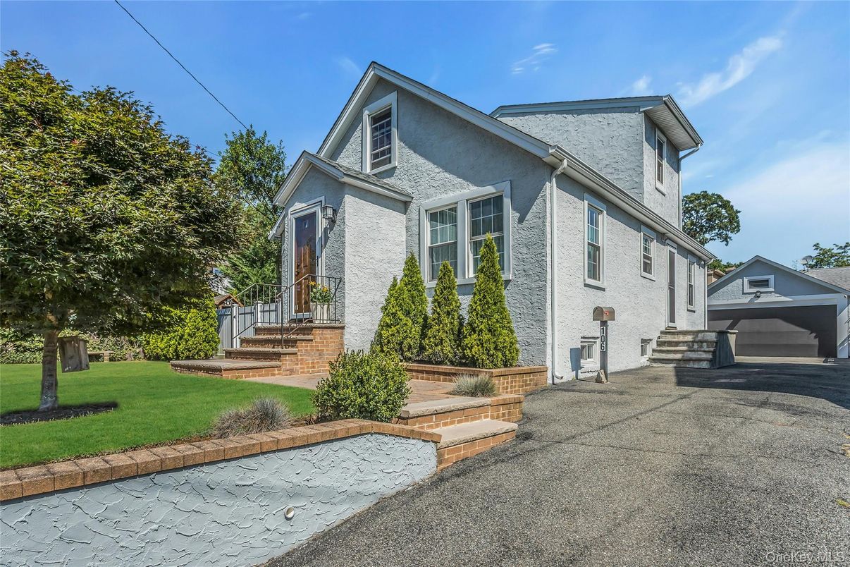 Exterior, Facade, Brick Facade, Queen Anne Victorian